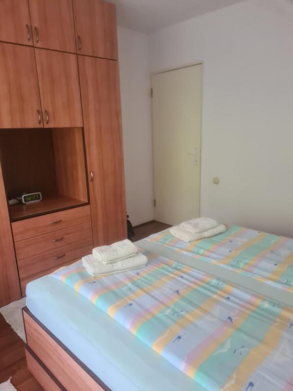 Postel nebo postele na pokoji v ubytování Apartament David Deva - 2 dormitoare & 1 living