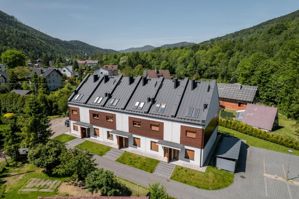 an overhead view of a large house with a roof at Apartamenty Nad Żylicą przy deptaku - Dream Apart in Szczyrk