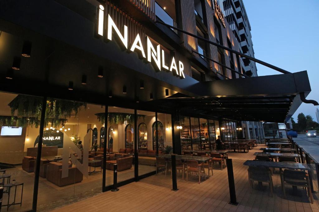 İnanlar City Hotel في يومرا: مطعم يوجد لافته على جانب المبنى