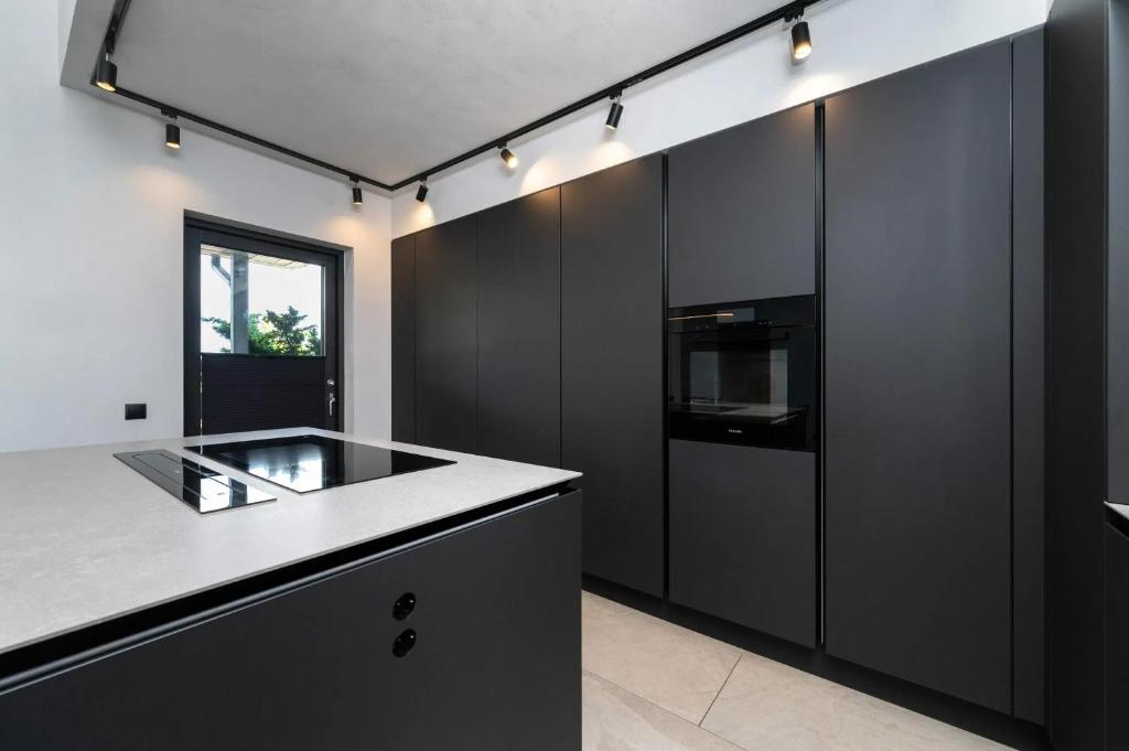 Kuchyň nebo kuchyňský kout v ubytování Serenity Villa