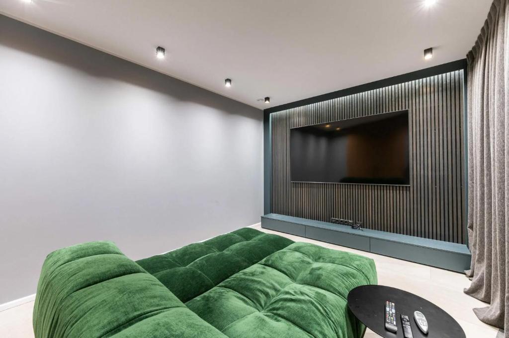 TV a/nebo společenská místnost v ubytování Serenity Villa