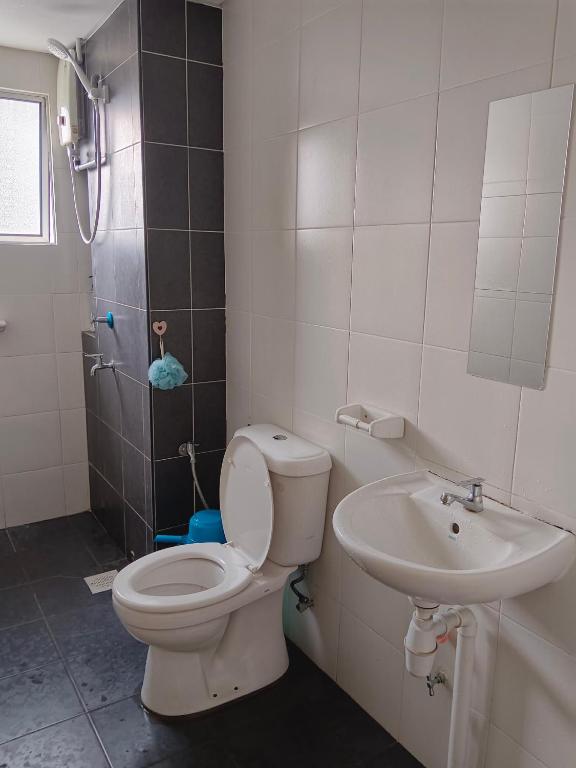 Koupelna v ubytování Al Fateh Homestay Apartment in Putrajaya