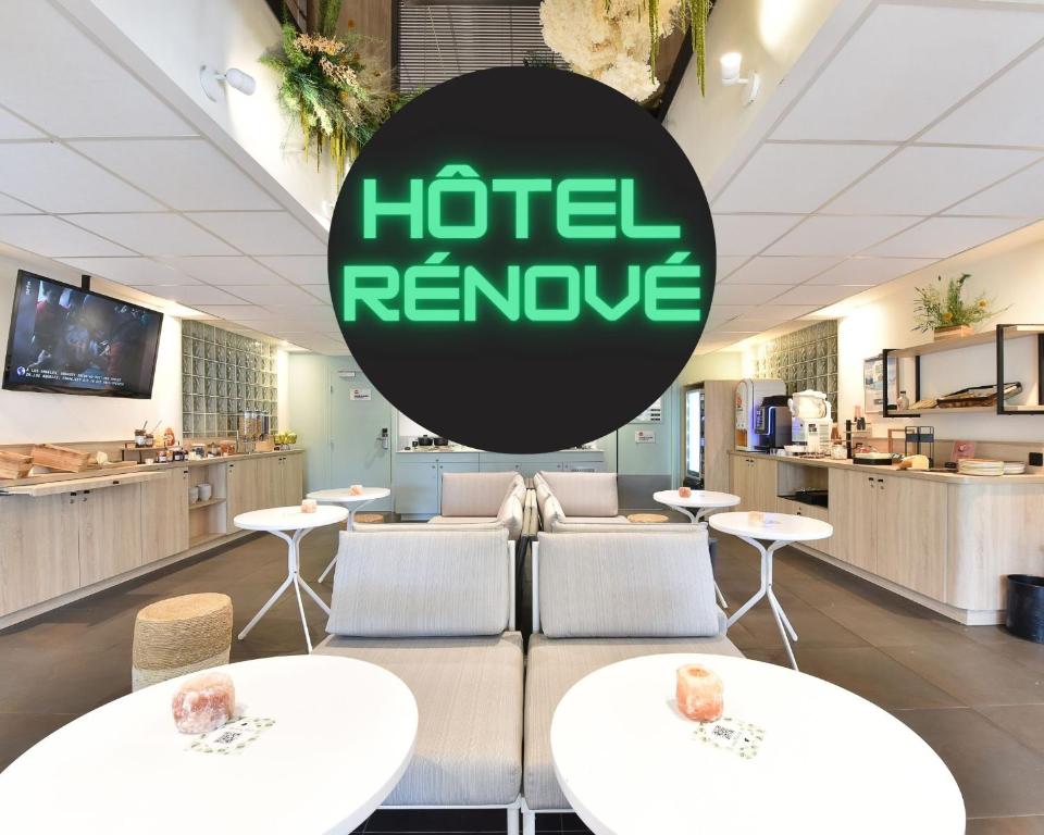 un signo de refugio de hotel en un restaurante con mesas y sillas en Hôtel Kyriad La Rochelle Centre Ville en La Rochelle
