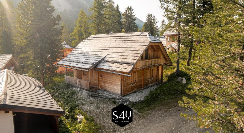 德哥米斯的住宿－Alpin-Hütten auf der Turracherhöhe - Haus Fuchs by S4Y，享有树林中小木屋的顶部景致