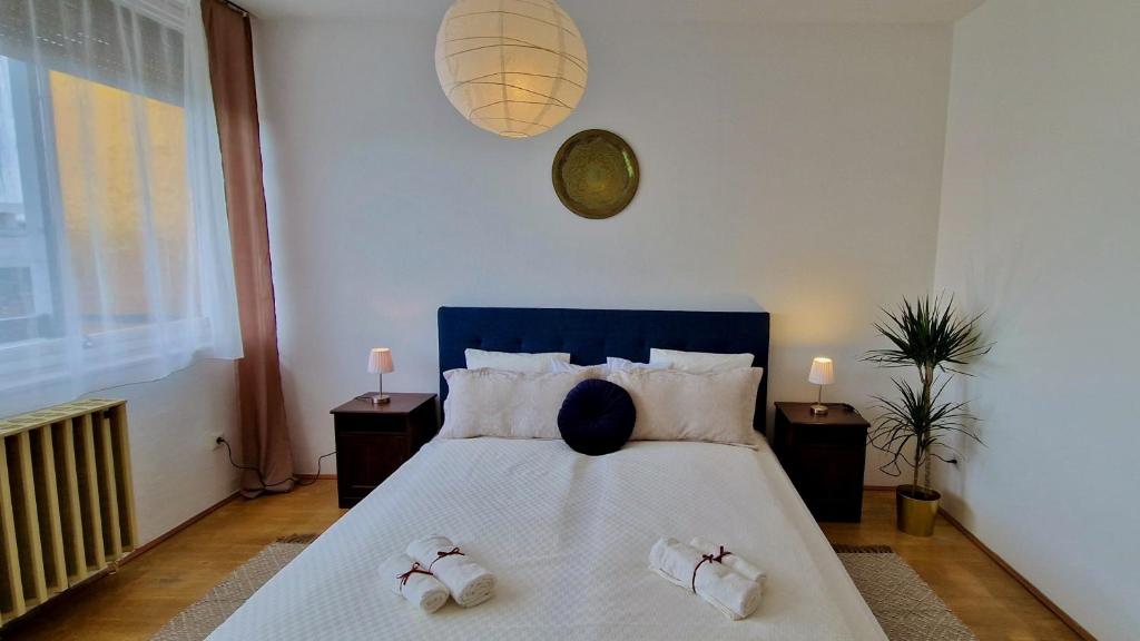 1 dormitorio con 1 cama con 2 toallas en Nosztalgia Apartman, en Veszprém