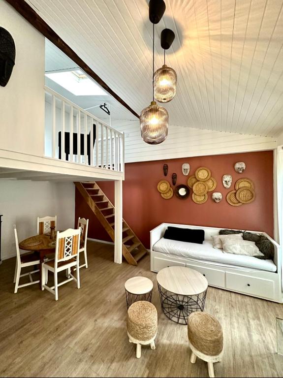 - une chambre avec des lits superposés, une table et des chaises dans l'établissement C La reserve - St ROSE Ethnique, à Clermont-Ferrand