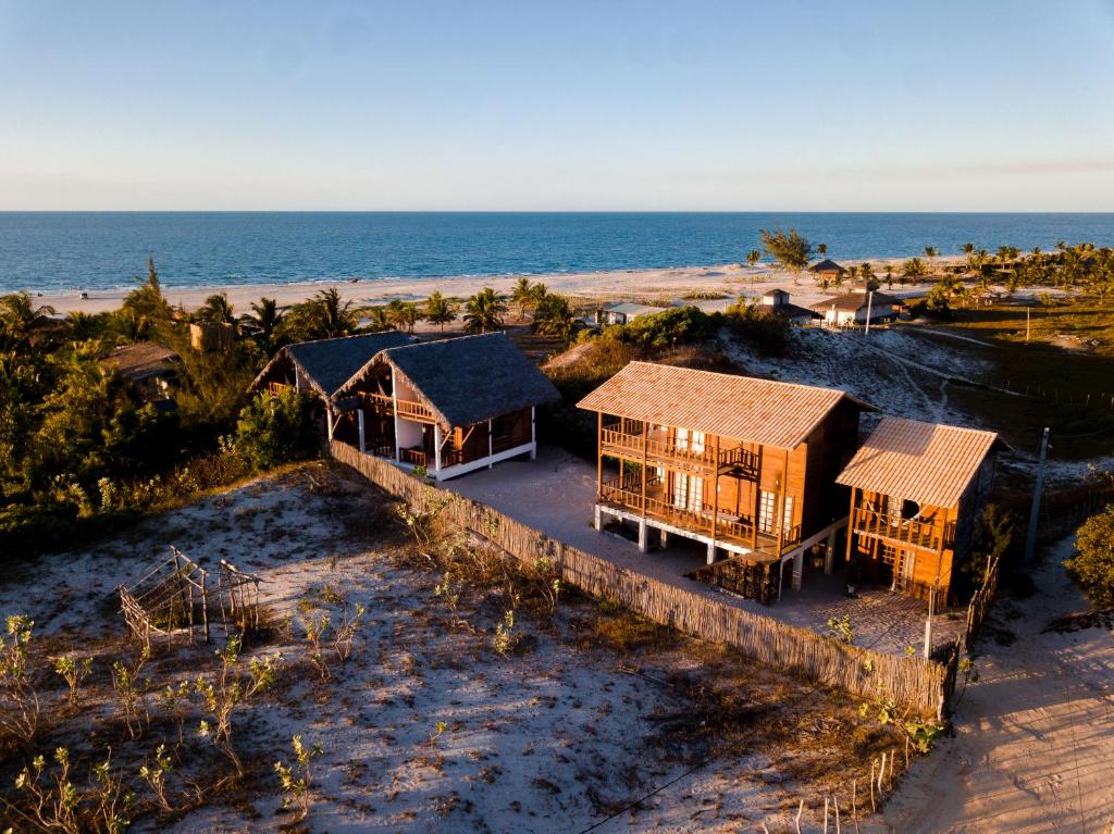 un grupo de cabañas en la playa cerca del océano en Chalet du Kite en Prea