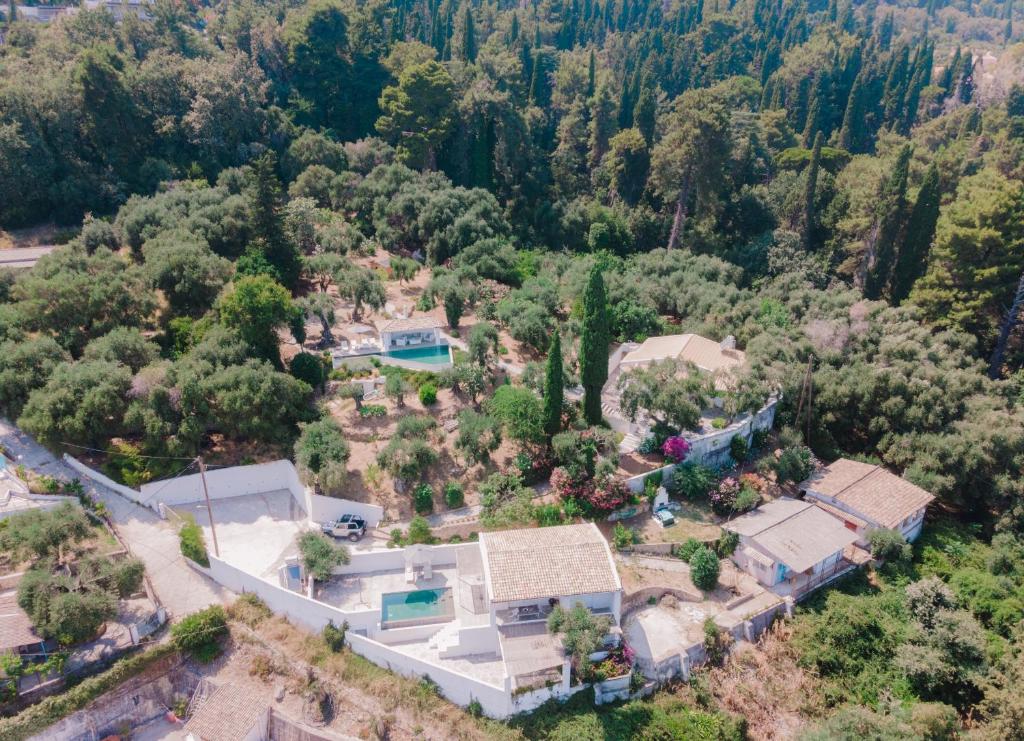 uma vista aérea de uma casa numa floresta em Zoela Corfu - 2 Seperate Houses With Full Privacy em Gastouri