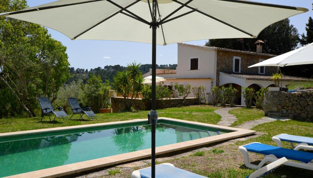 Bazén v ubytování Encantadora finca con piscina en la naturaleza nebo v jeho okolí