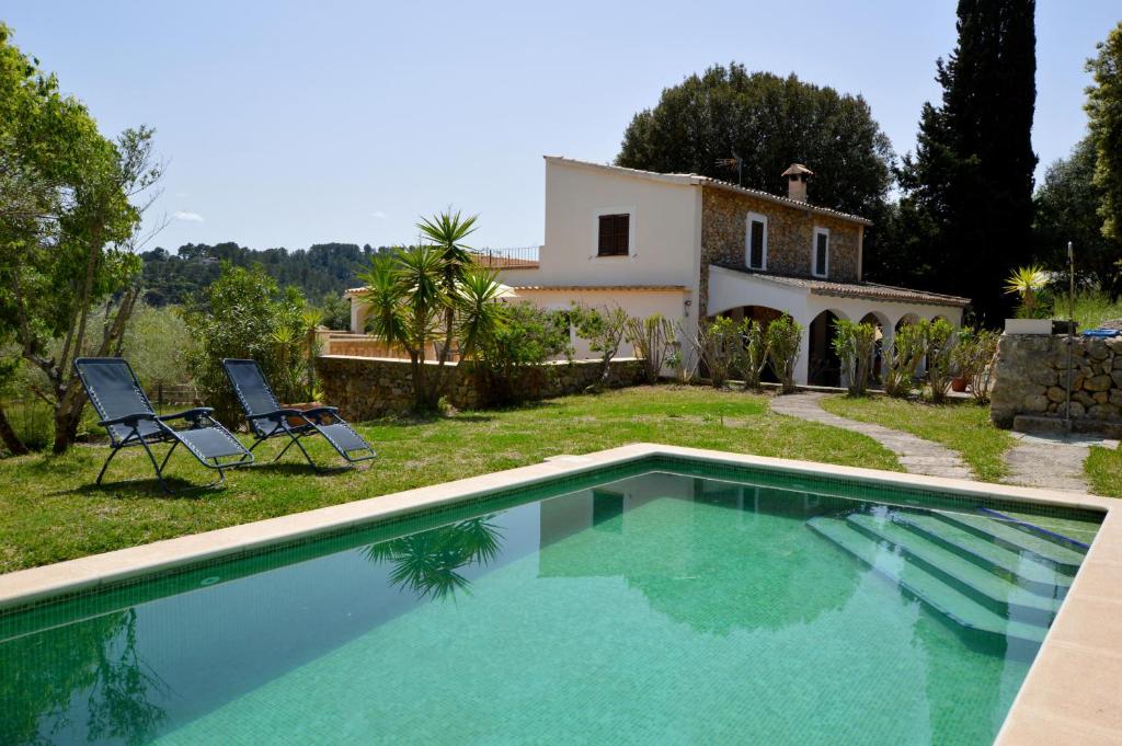 a villa with a swimming pool and a house at Encantadora finca con piscina en la naturaleza in Selva