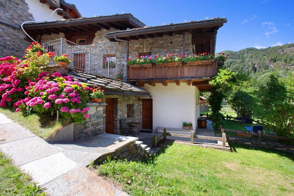 a house with flowers on the side of it at Chalet 1175 - Grand-haury in Arvier