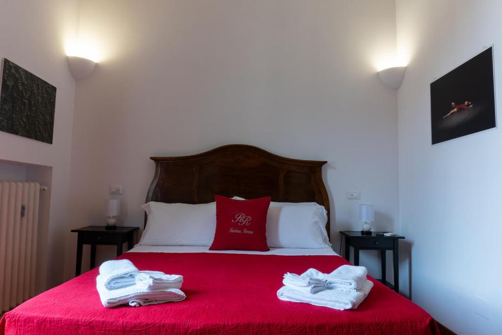 A bed or beds in a room at Residenza Romana