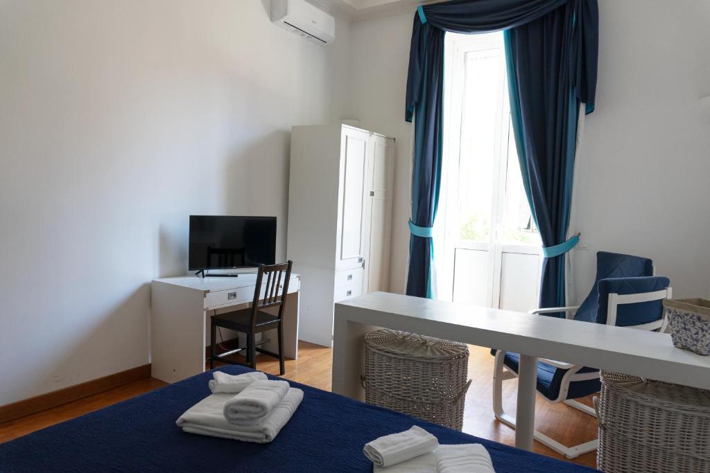 A television and/or entertainment centre at Residenza Romana
