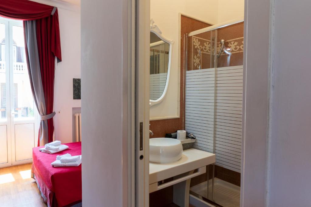 A bathroom at Residenza Romana
