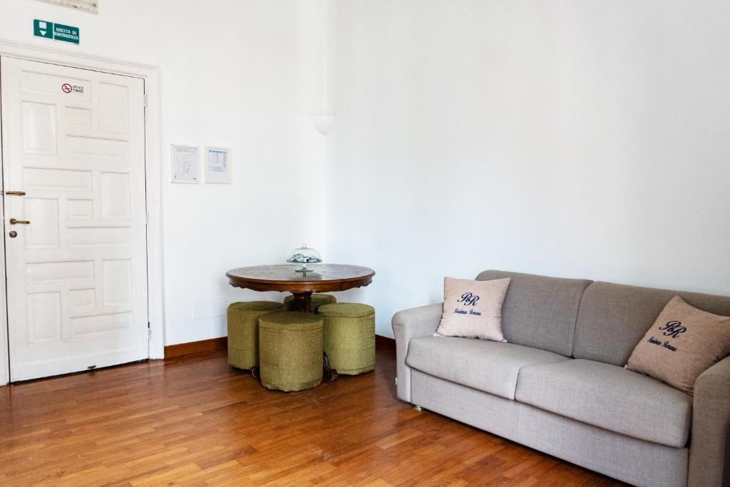 A seating area at Residenza Romana