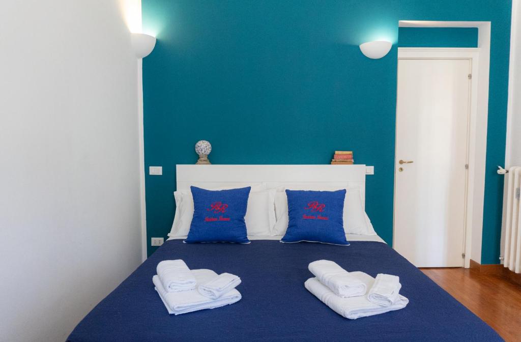A bed or beds in a room at Residenza Romana