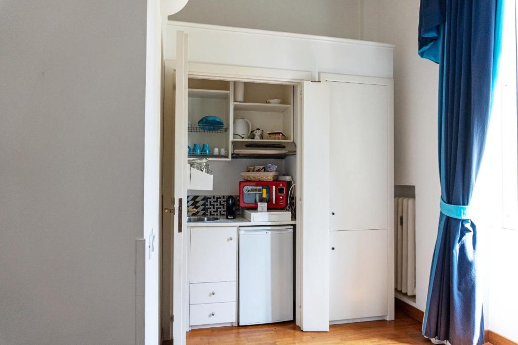 A kitchen or kitchenette at Residenza Romana