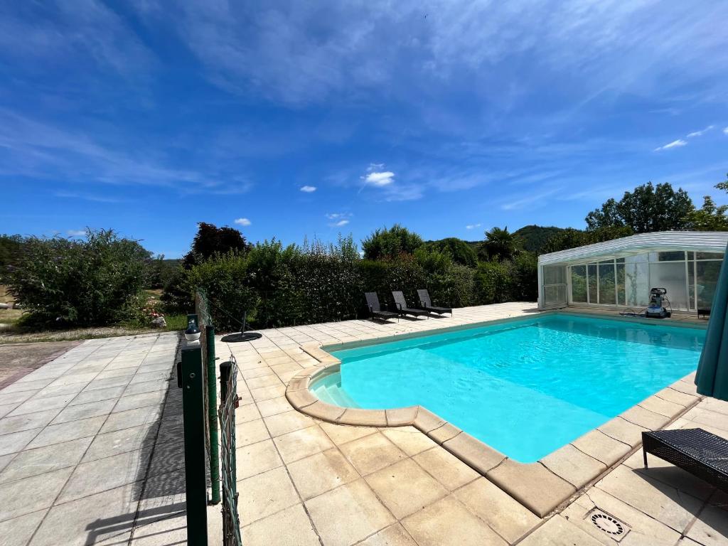 Swimmingpoolen hos eller t&aelig;t p&aring; Trois g&icirc;tes ensemble dans le m&ecirc;me immeuble devant la piscine avec terrasses offrant une vue magnifique, dont une couverte au niveau de la piscine et vue sur la vall&eacute;e &agrave; l&#39;&eacute;tage