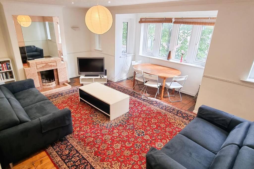 ein Wohnzimmer mit einem Sofa und einem Tisch in der Unterkunft Free Parking-Central Location in Cardiff