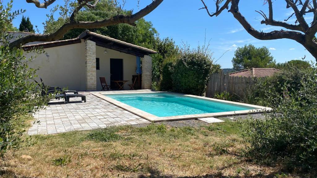 una piscina en el patio de una casa en Petite villa avec piscine privative, en Aigremont