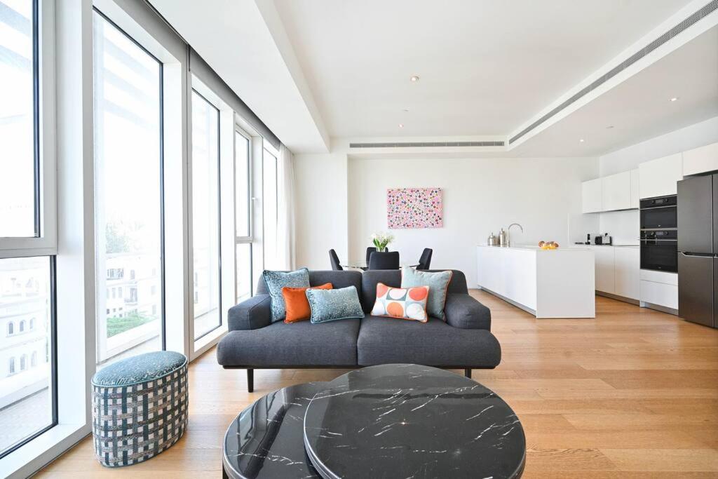 sala de estar con sofá y mesa en Exclusive 2BR Meier Tower W/Parking - Rothschild en Tel Aviv