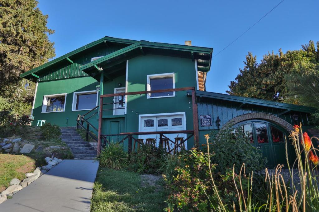 una casa con una fachada verde en Green House Bariloche en San Carlos de Bariloche