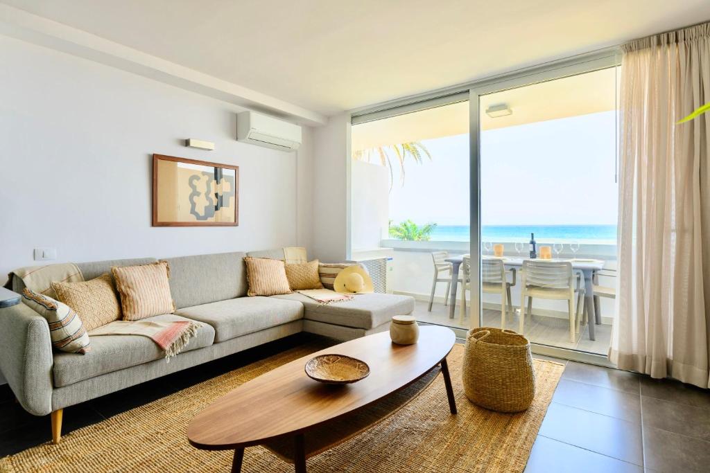 sala de estar con sofá y mesa en Charming 2 Bedroom Retreat with Beachfront Views, en San Bartolomé