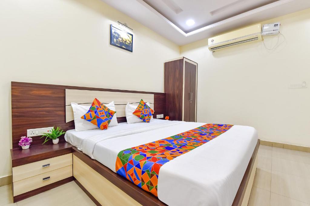a bedroom with a large bed in a room at Hotel Pink Cozzy in Jaipur