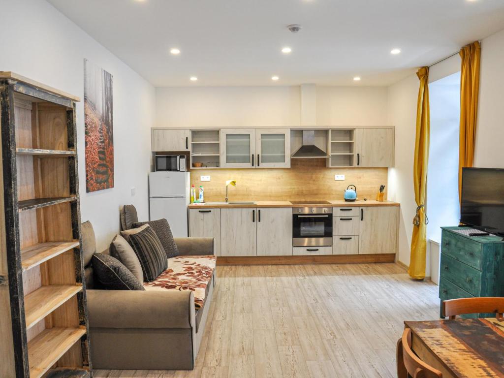 un soggiorno con divano e una cucina di Apartment Mariánské schody by Interhome a Desná