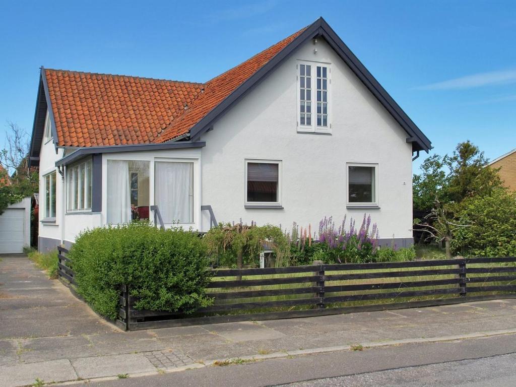 a white house with a fence in front of it at Apartment Rosabel - 1km from the sea in NW Jutland by Interhome in Skagen