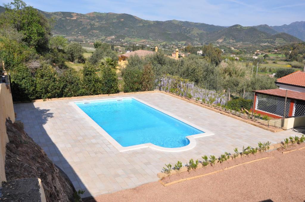 una vista aérea de una piscina en una casa en Casa Vacanza Cardedu, en Cardedu