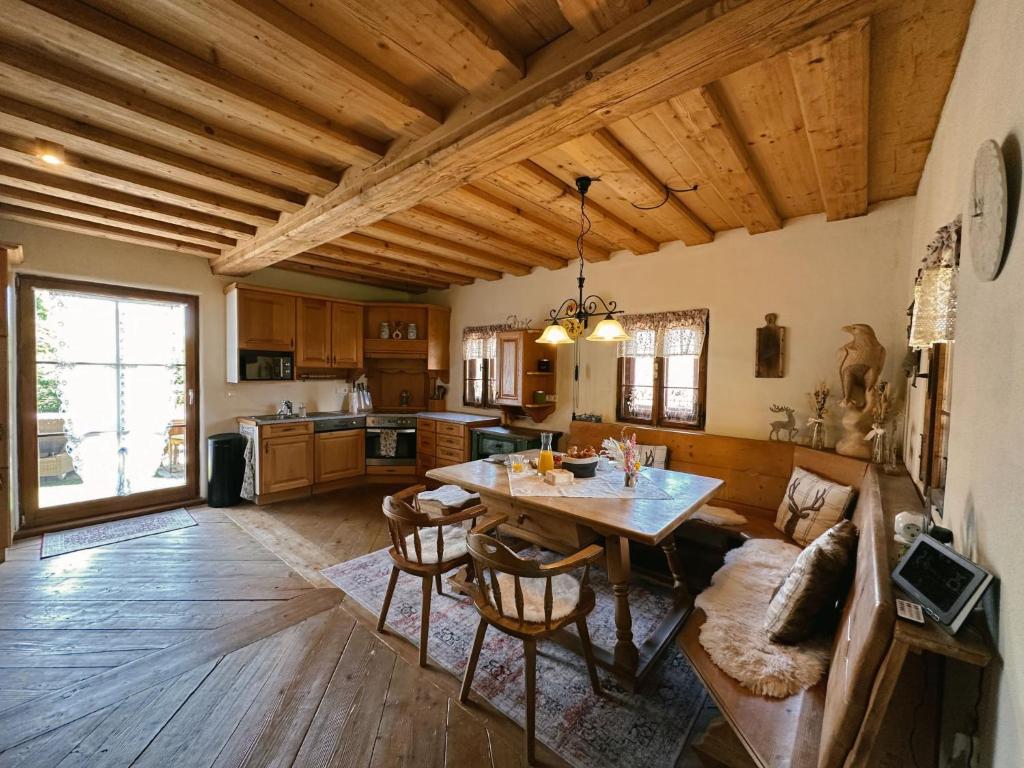 Kuchyň nebo kuchyňský kout v ubytování Chalet Steirisch Ursprung by Interhome