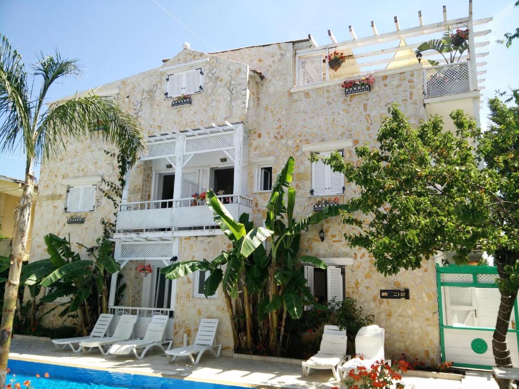 une maison avec une piscine en face de celle-ci dans l'établissement Villa Tasos, à Acharavi