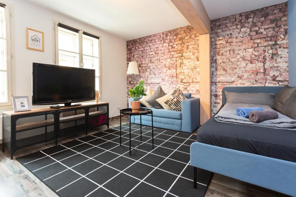 un salon avec un canapé et une télévision dans l'établissement FullHouse - Halle - R6 Apartments - SmartTV - Nespresso, à Halle-sur-Saale