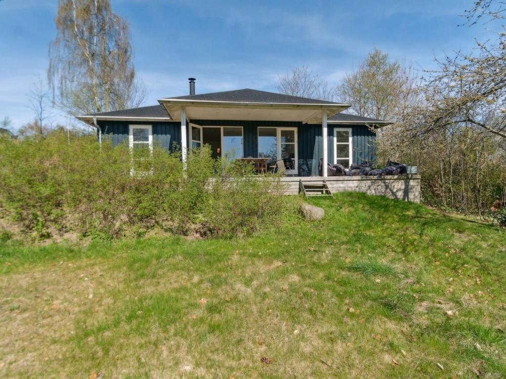 uma pequena casa no topo de uma colina em Holiday Home Nille - 485m to the inlet in Sealand by Interhome em Ølsted
