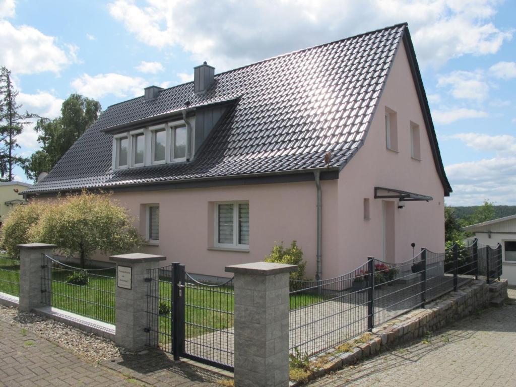 uma pequena casa branca com um telhado preto em Holiday Home Rosa by Interhome em Raben Steinfeld