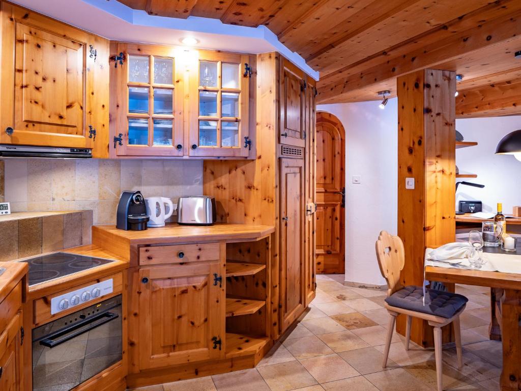 Kuchyň nebo kuchyňský kout v ubytování Apartment Chesa Anemona al Lej by Interhome