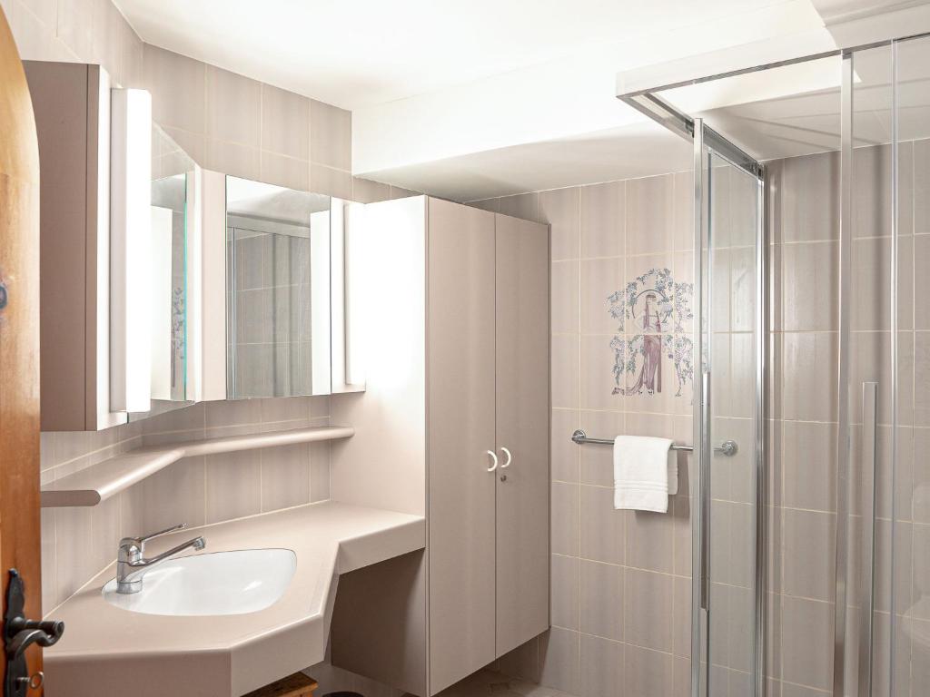 Koupelna v ubytování Apartment Chesa Anemona al Lej by Interhome