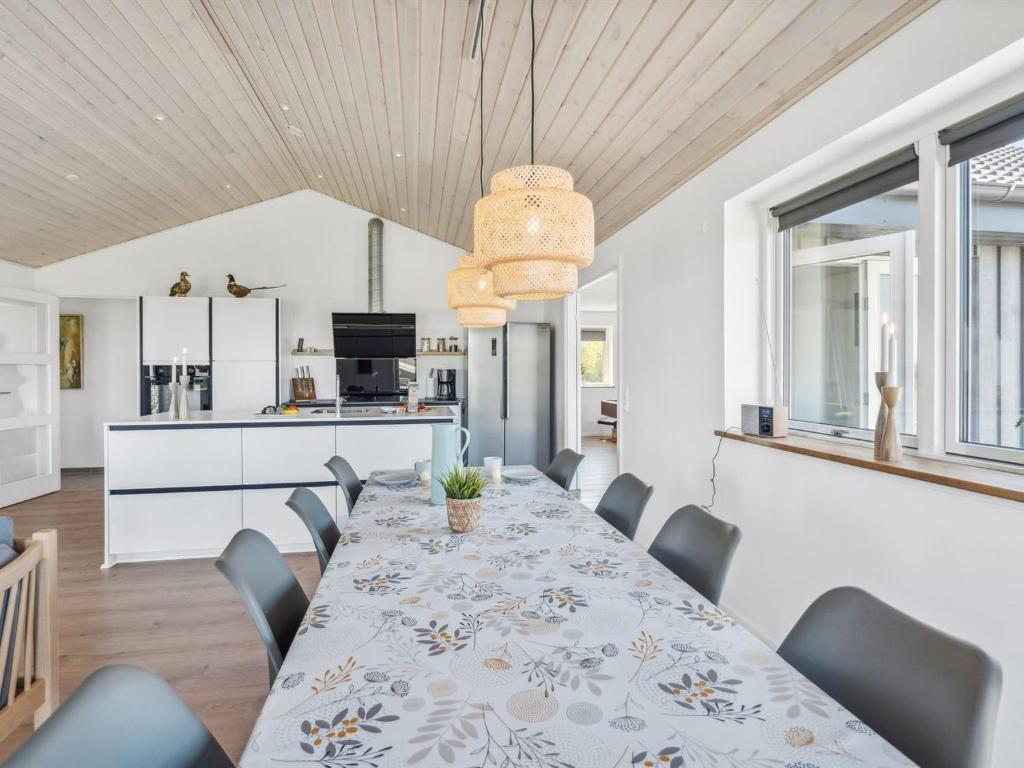 Kuchyň nebo kuchyňský kout v ubytování Holiday Home Ika - 450m from the sea by Interhome
