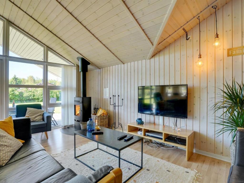 TV a/nebo společenská místnost v ubytování Holiday Home Eicke - 12km from the sea by Interhome