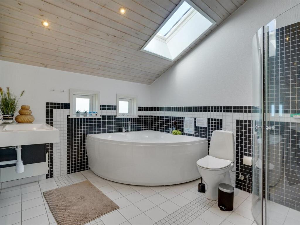 Koupelna v ubytování Holiday Home Eicke - 12km from the sea by Interhome