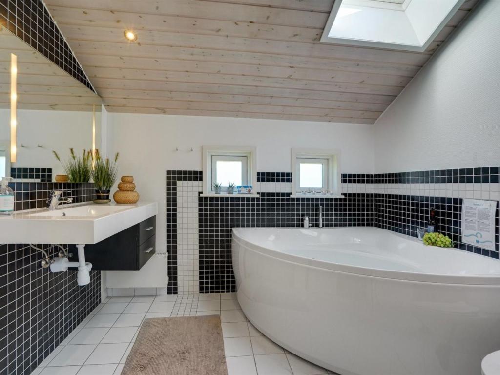 Koupelna v ubytování Holiday Home Eicke - 12km from the sea by Interhome