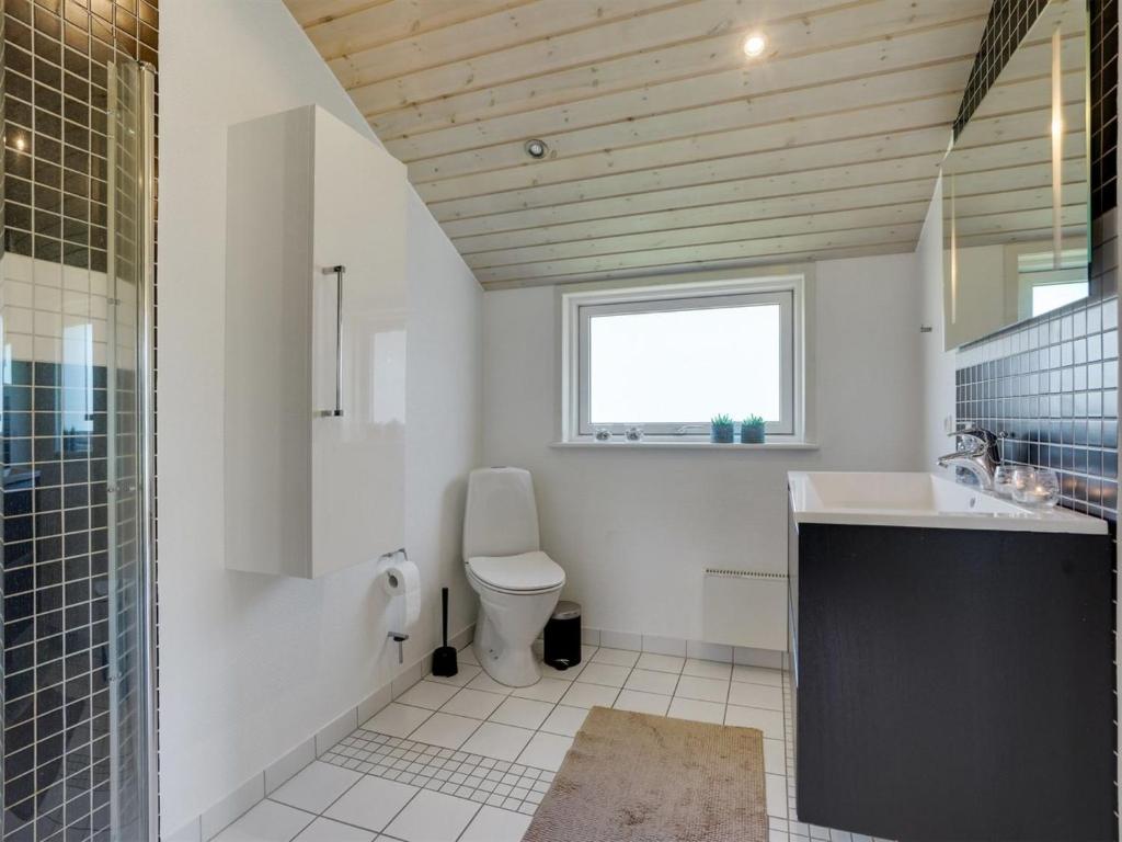 Koupelna v ubytování Holiday Home Eicke - 12km from the sea by Interhome