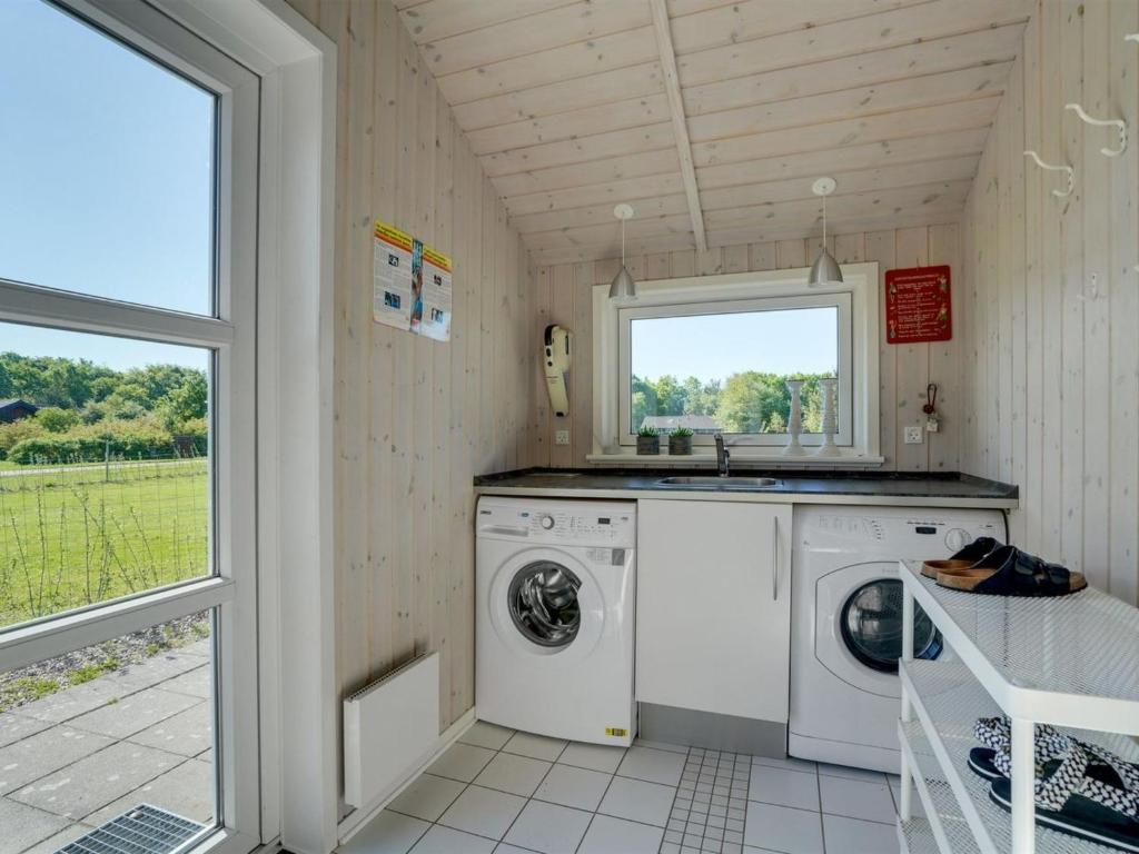 Kuchyň nebo kuchyňský kout v ubytování Holiday Home Eicke - 12km from the sea by Interhome