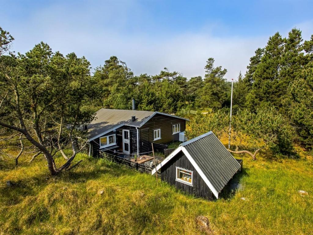 une maison au milieu d'un champ dans l'établissement Holiday Home Gaelle - 800m from the sea in Western Jutland by Interhome, à Vejers Strand