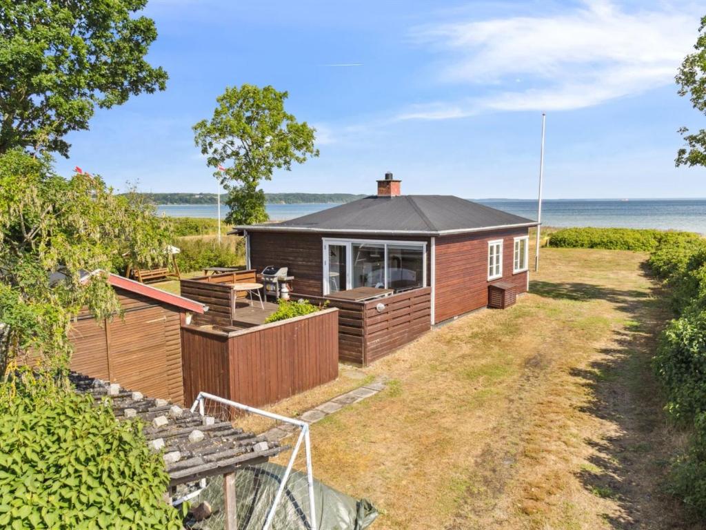 een huis met uitzicht op de oceaan bij Holiday Home Mirkka - 50m from the sea in Funen by Interhome in Asperup