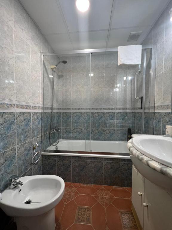 y baño con bañera, lavabo y aseo. en APARTAMENTO LA MURALLA, en Córdoba
