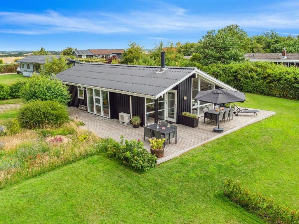 - une vue aérienne sur une maison avec une grande cour dans l'établissement Holiday Home Asko - 350m from the sea in Djursland and Mols by Interhome, à Ebeltoft