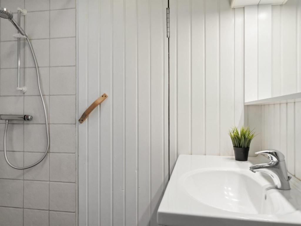 Koupelna v ubytování Holiday Home Alkmar - from the sea by Interhome