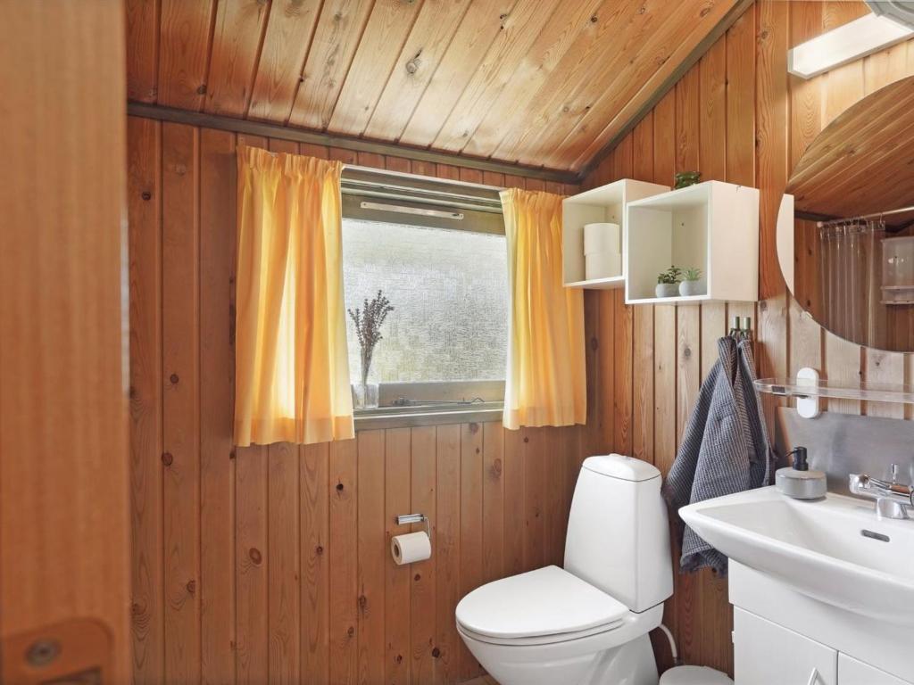 Koupelna v ubytování Holiday Home Winter - 500m from the sea by Interhome